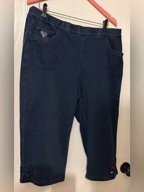 Quacker Factory 3pocket stretch denim pull on jean capris Large